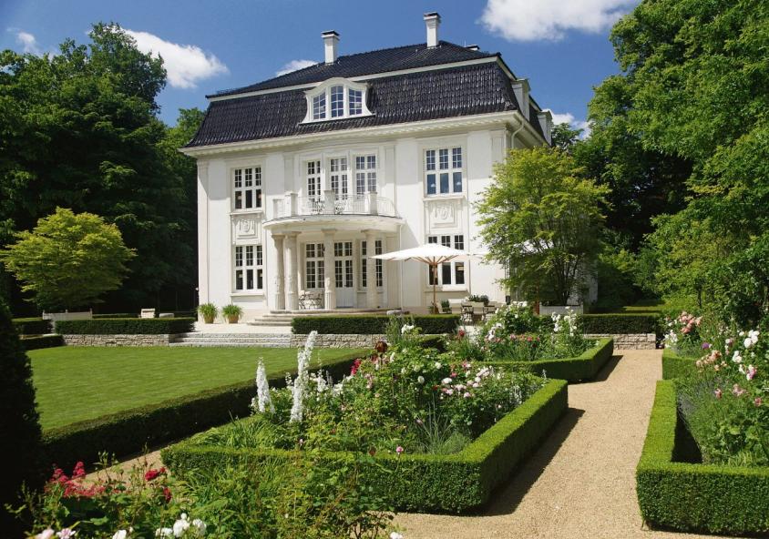 Drei Jahre dauerte die Neugestaltung des Gartens einer denkmalgeschützten Villa in den Hamburger Elbvororten. Die Gärtner von Eden stellten die alten Blickachsen wieder her. Foto: Wandrey Drei Jahre dauerte die Neugestaltung des Gartens einer denkmalgeschützten Villa in den Hamburger Elbvororten. Die Gärtner von Eden stellten die alten Blickachsen wieder her. Foto: Wandrey