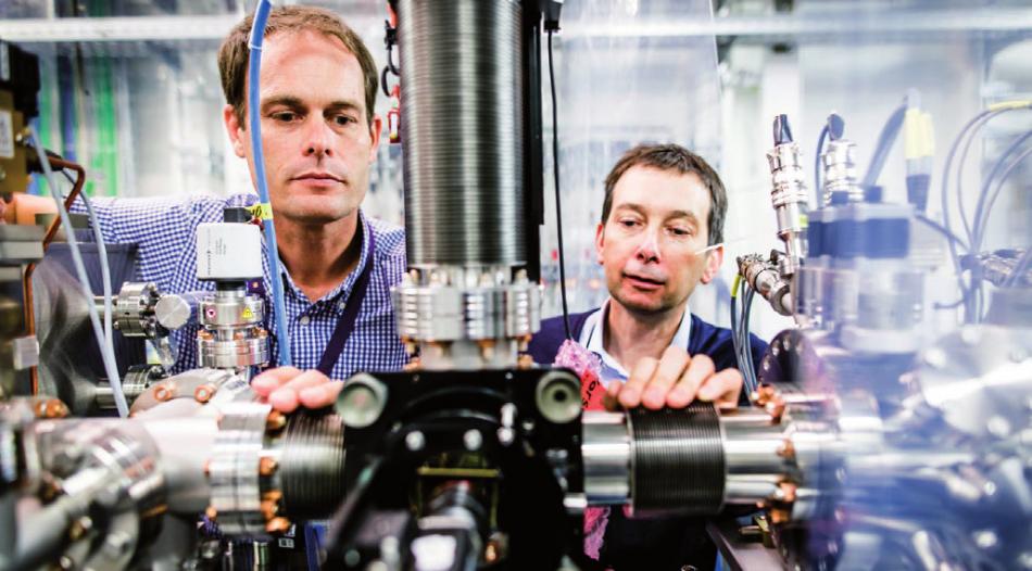 DESY-Wissenschaftler (Anton Barty, links und Henry Chapman) experimentieren an hochkomplizierten Messgeräten einer unterirdischen Messstation FOTO: DESY, LARS BERG