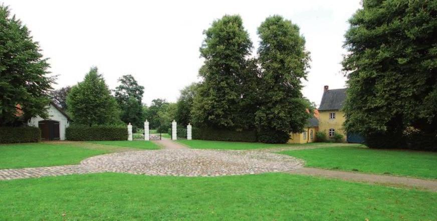 Der Eingangsbereich des Barockgartens in Jersbek. Durch das Tor zwischen den weißen Säulen geht es in den Park. Rechts: Benedikt von Ahlefeldt, ab 1705 Besitzer des Guts Jersbek, ließ die pompöse Grünanlage errichten. Fotos: Michael Hotze Der Eingangsbereich des Barockgartens in Jersbek. Durch das Tor zwischen den weißen Säulen geht es in den Park. Rechts: Benedikt von Ahlefeldt, ab 1705 Besitzer des Guts Jersbek, ließ die pompöse Grünanlage errichten. Fotos: Michael Hotze