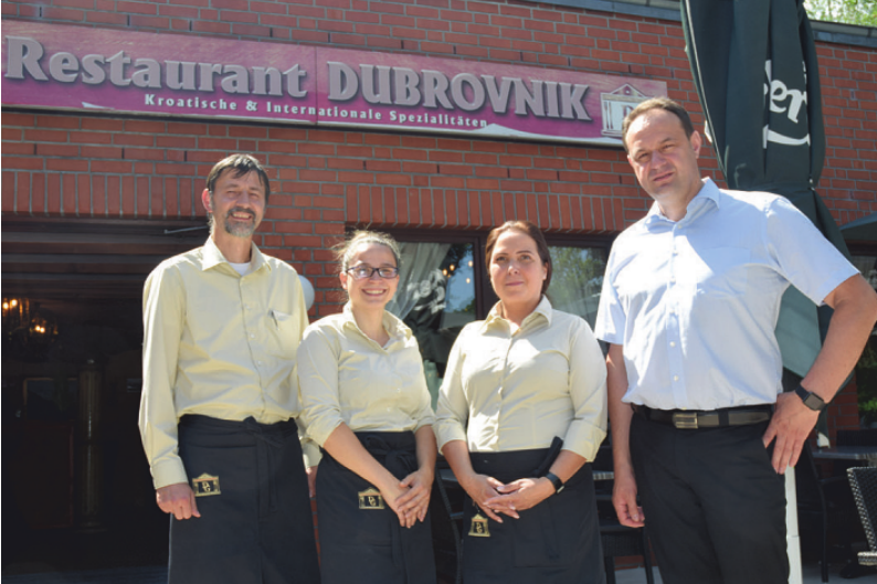 Inhaber Dominik Gegic (r.) mit seinen Mitarbeitern Dzevad Sabotic (v. l.), Sabine Brammann und Canan Wolski auf der Terrasse des Restauarants Dubrovnik Foto: Kuno Klein Inhaber Dominik Gegic (r.) mit seinen Mitarbeitern Dzevad Sabotic (v. l.), Sabine Brammann und Canan Wolski auf der Terrasse des Restauarants Dubrovnik Foto: Kuno Klein