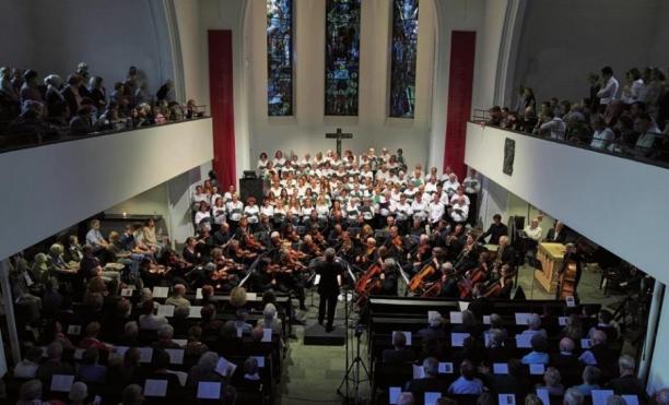 Der Chor bei einem Konzert in der Blankeneser Kirche
