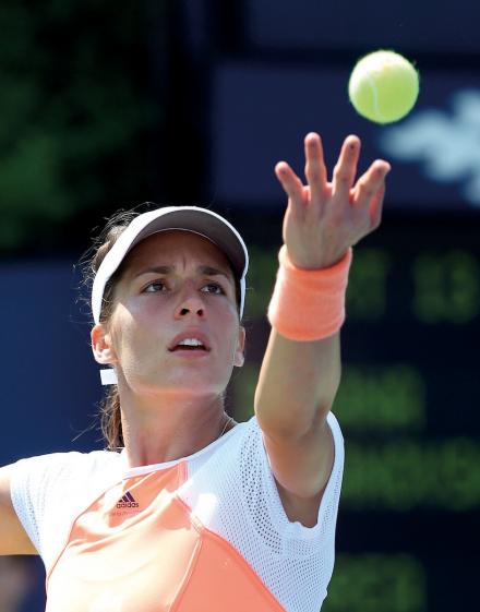 Diese Art von Fotos mag sie, entspannt vorm Aufschlag. (Foto: Jürgen Hasenkopf) Diese Art von Fotos mag sie, entspannt vorm Aufschlag. (Foto: Jürgen Hasenkopf)