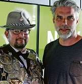 Majestät Sven Kleinschmidt (links) mit Radio-Moderator Jens Hardeland. Harburger Schützengilde Majestät Sven Kleinschmidt (links) mit Radio-Moderator Jens Hardeland. Harburger Schützengilde