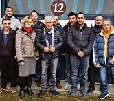 Malermeister Alparslan Mentese (Mitte) und sein Team (Ausschnitt) Mentese Malermeister Alparslan Mentese (Mitte) und sein Team (Ausschnitt) Mentese