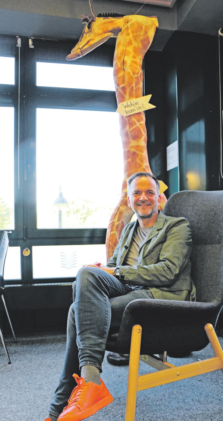 Dieter Powitz mit der Holzskulptur „Giraffe“, von Peter Luther aus Norderstedt und Frank Rohde aus Quickborn Dieter Powitz mit der Holzskulptur „Giraffe“, von Peter Luther aus Norderstedt und Frank Rohde aus Quickborn