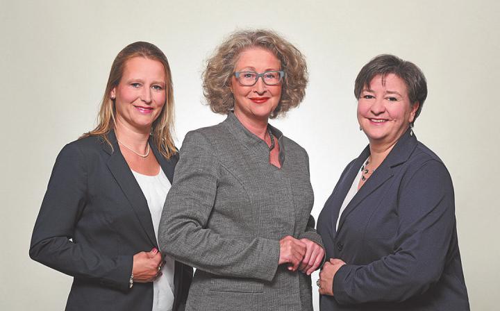 Das Team Beratung & Vermietung vom Rosenhof Ahrensburg informiert (von links): Ulrike Högerle, Beate Wierhake und Yvonne Müller. Foto: Alla Sommermeier Das Team Beratung & Vermietung vom Rosenhof Ahrensburg informiert (von links): Ulrike Högerle, Beate Wierhake und Yvonne Müller. Foto: Alla Sommermeier