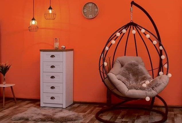 Schaukeln geht nun auch im Wohnzimmer, denn hängende Sitzmöbel sind im Trend. Foto: New Africa/Adobe Stock Schaukeln geht nun auch im Wohnzimmer, denn hängende Sitzmöbel sind im Trend. Foto: New Africa/Adobe Stock