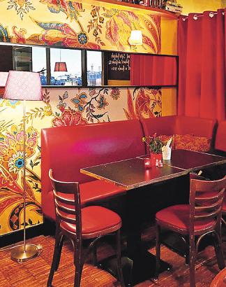 Nah dran an Elbe und „Elphi“: Gemütliche Sitzecke im Kaisers Nah dran an Elbe und „Elphi“: Gemütliche Sitzecke im Kaisers