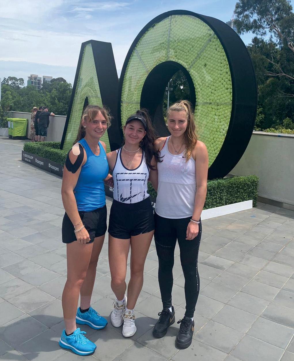 Mit Aleksandra Vecic und Angelina Wirges am Eingang zum Melbourne Park. Foto Instagram Vecic Mit Aleksandra Vecic und Angelina Wirges am Eingang zum Melbourne Park. Foto Instagram Vecic