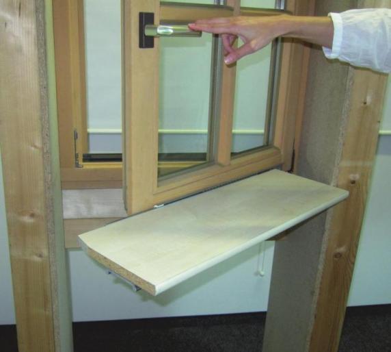 Beim Öffnen des Fensters schiebt sich das Fensterbrett über die Führungsschiene nach vorne, ohne an der Laibung der Anschlagseite zu reiben.  Foto: Fraunhofer IVV Beim Öffnen des Fensters schiebt sich das Fensterbrett über die Führungsschiene nach vorne, ohne an der Laibung der Anschlagseite zu reiben.  Foto: Fraunhofer IVV