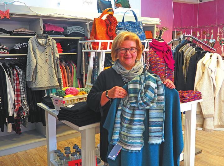 Weiß was angesagt ist: Inhaberin Kirsten Timm. Zufriedene Kundinnen und gute Beratung sind ihr besonders wichtig Foto: cs Weiß was angesagt ist: Inhaberin Kirsten Timm. Zufriedene Kundinnen und gute Beratung sind ihr besonders wichtig Foto: cs