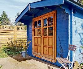 Das Gartenhaus sollte mindestens einmal jährlich auf undichte Stellen hin überprüft werden Foto: djd/PEFC Das Gartenhaus sollte mindestens einmal jährlich auf undichte Stellen hin überprüft werden Foto: djd/PEFC