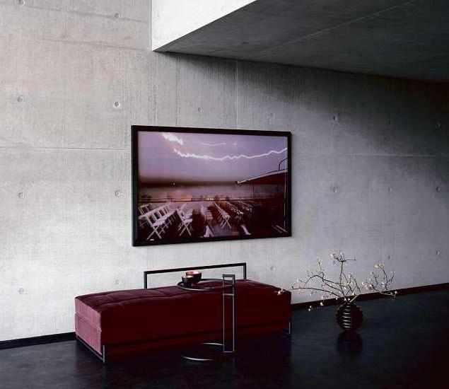 Bauhausklassiker sind bis heute gleich geblieben, auch wenn sie – wie hier nach einem Entwurf von Eileen Gray – in Schwarz und Brombeere weiterentwickelt wurden. Foto: Elias Hassos Bauhausklassiker sind bis heute gleich geblieben, auch wenn sie – wie hier nach einem Entwurf von Eileen Gray – in Schwarz und Brombeere weiterentwickelt wurden. Foto: Elias Hassos