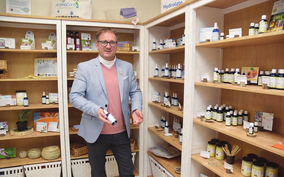 Jan Schmidt hat sich Produkten der Pflanzenheilkunde verschrieben und bietet diese in seinem Uetersener Laden „AromaCura“ an. Gern steht er und sein Team seinen Kunden auch mit Hinweisen zu den Wirkstoffen zur Seite Foto: Klein Jan Schmidt hat sich Produkten der Pflanzenheilkunde verschrieben und bietet diese in seinem Uetersener Laden „AromaCura“ an. Gern steht er und sein Team seinen Kunden auch mit Hinweisen zu den Wirkstoffen zur Seite Foto: Klein