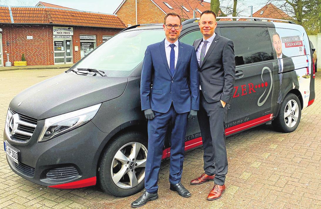 Christoph (l.) und Felix Schmelzer mit dem „Hörmobil“, das für den Einsatz unter erhöhten Hygieneansprüchen umgestaltet wurde. Foto:PT Christoph (l.) und Felix Schmelzer mit dem „Hörmobil“, das für den Einsatz unter erhöhten Hygieneansprüchen umgestaltet wurde. Foto:PT