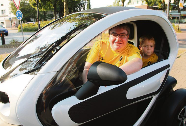 Werner Blohm mit seinem Sohn Erik, der von der Fahrt im Renault Twizy total begeistert ist Foto: cs Werner Blohm mit seinem Sohn Erik, der von der Fahrt im Renault Twizy total begeistert ist Foto: cs