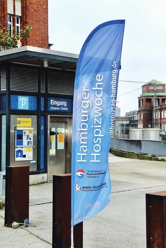 Die Flagge weist den Weg zu Veranstaltungen der Hospizwoche. Foto: LVHP Die Flagge weist den Weg zu Veranstaltungen der Hospizwoche. Foto: LVHP