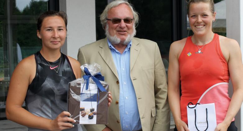 Damen Einzel: (v. l.) Siegerin Albina Khabibulina, Sportwart TV HH Jens Kroeger, Finalistin Janna Hildebrand. Damen Einzel: (v. l.) Siegerin Albina Khabibulina, Sportwart TV HH Jens Kroeger, Finalistin Janna Hildebrand.