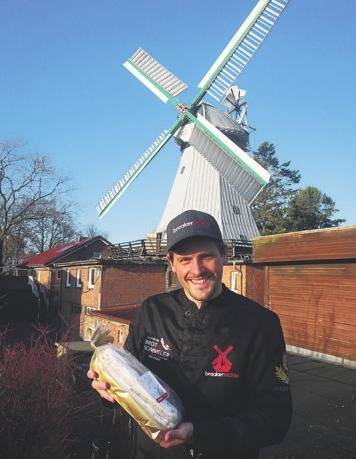 Tim Lessau von der Braaker Mühle freut sich über die leckeren Stollen Foto: Pöhlsen Tim Lessau von der Braaker Mühle freut sich über die leckeren Stollen Foto: Pöhlsen