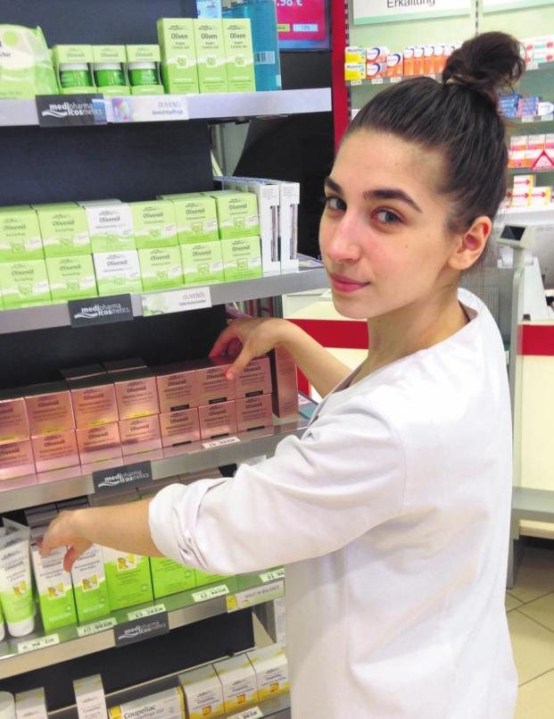 Elif Altun (20) ordnet die Packungen im Regal. Sie macht eine Ausbildung zur PKA in der Pluspunkt Apotheke in Bergedorf. Foto: Klotz Elif Altun (20) ordnet die Packungen im Regal. Sie macht eine Ausbildung zur PKA in der Pluspunkt Apotheke in Bergedorf. Foto: Klotz