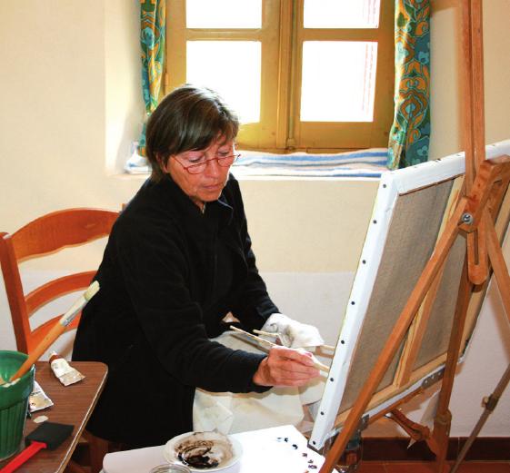 Die Künstlerin in ihrem Atelier