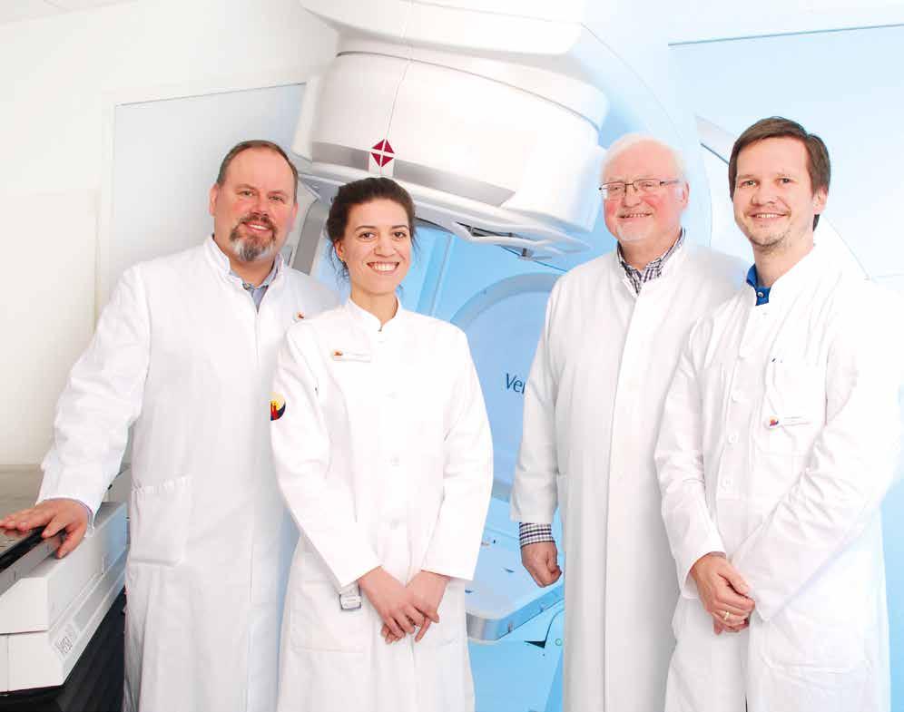 Führen mit Hilfe des neuen Linearbeschleunigers komplexe Bestrahlungstechniken schnell und sicher durch: PD Dr. Fabian Fehlauer, Kalinka Radlanski, Dr. Heinrich Annweiler, und Felix Behrens. Foto: Peter Claußen Führen mit Hilfe des neuen Linearbeschleunigers komplexe Bestrahlungstechniken schnell und sicher durch: PD Dr. Fabian Fehlauer, Kalinka Radlanski, Dr. Heinrich Annweiler, und Felix Behrens. Foto: Peter Claußen