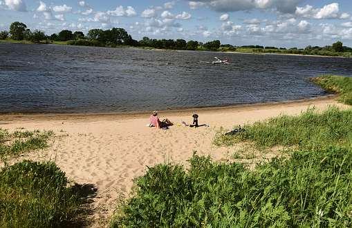Der Sandstrand der Elbe lädt zum Verweilen ein Foto: Wolfgang Herbst Der Sandstrand der Elbe lädt zum Verweilen ein Foto: Wolfgang Herbst