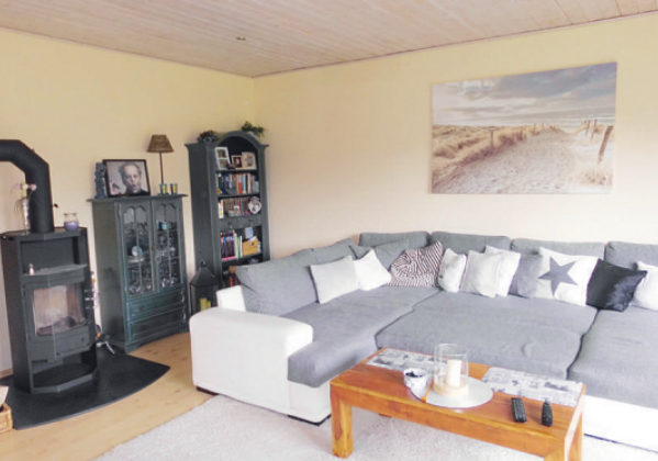 Durch die L-Form des Bungalows entsteht ein sehr großes, beinahe quadratisches Wohnzimmer Durch die L-Form des Bungalows entsteht ein sehr großes, beinahe quadratisches Wohnzimmer