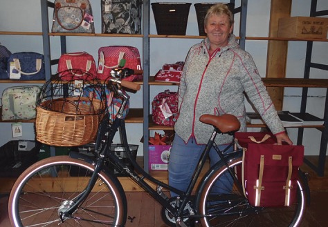 Einige Fahrräder verkauft Sabine Früchtenicht bei ihrem Adventsmarkt in der Fahrradscheune in Neuendeich zu Sonderpreisen Foto: Skibbe Einige Fahrräder verkauft Sabine Früchtenicht bei ihrem Adventsmarkt in der Fahrradscheune in Neuendeich zu Sonderpreisen Foto: Skibbe
