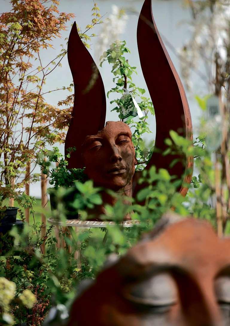 Die rostige Patina verleiht diesen dekorativen Skulpturen etwas Vergängliches – sie fügen sich wunderbar kontemplativ in die Gartenwelt ein. Der „Gartenzauber“ präsentiert viele Aussteller die aus Rosteisen hergestellte Produkte für den Garten präsentieren. Die rostige Patina verleiht diesen dekorativen Skulpturen etwas Vergängliches – sie fügen sich wunderbar kontemplativ in die Gartenwelt ein. Der „Gartenzauber“ präsentiert viele Aussteller die aus Rosteisen hergestellte Produkte für den Garten präsentieren.