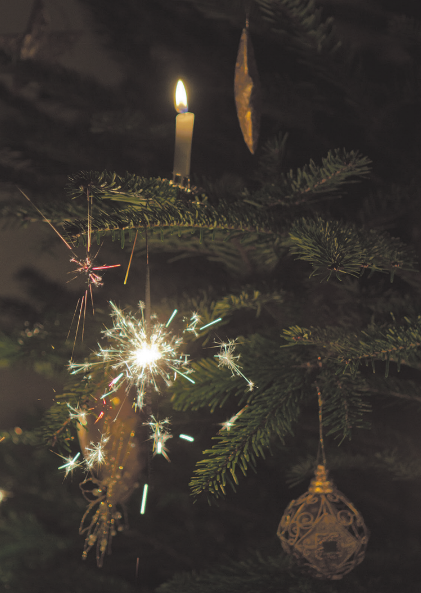 Wenn echte Kerzen verwendet werden, sollte der Baum frisch sein. Auf Abstand ist zu achten, und Wunderkerzen sind sehr gefährlich Wenn echte Kerzen verwendet werden, sollte der Baum frisch sein. Auf Abstand ist zu achten, und Wunderkerzen sind sehr gefährlich