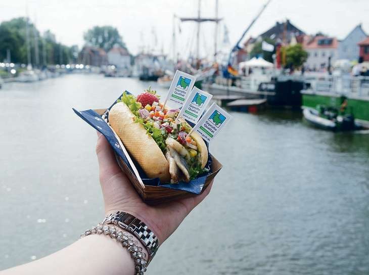 Der traditonelle Matjes und der Glückstädter Hafen gehören zusammen Fotos: GDM Der traditonelle Matjes und der Glückstädter Hafen gehören zusammen Fotos: GDM