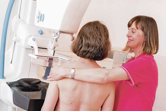 Geschulte Mitarbeiterinnen begleiten die Frau durch die Mammographie Geschulte Mitarbeiterinnen begleiten die Frau durch die Mammographie