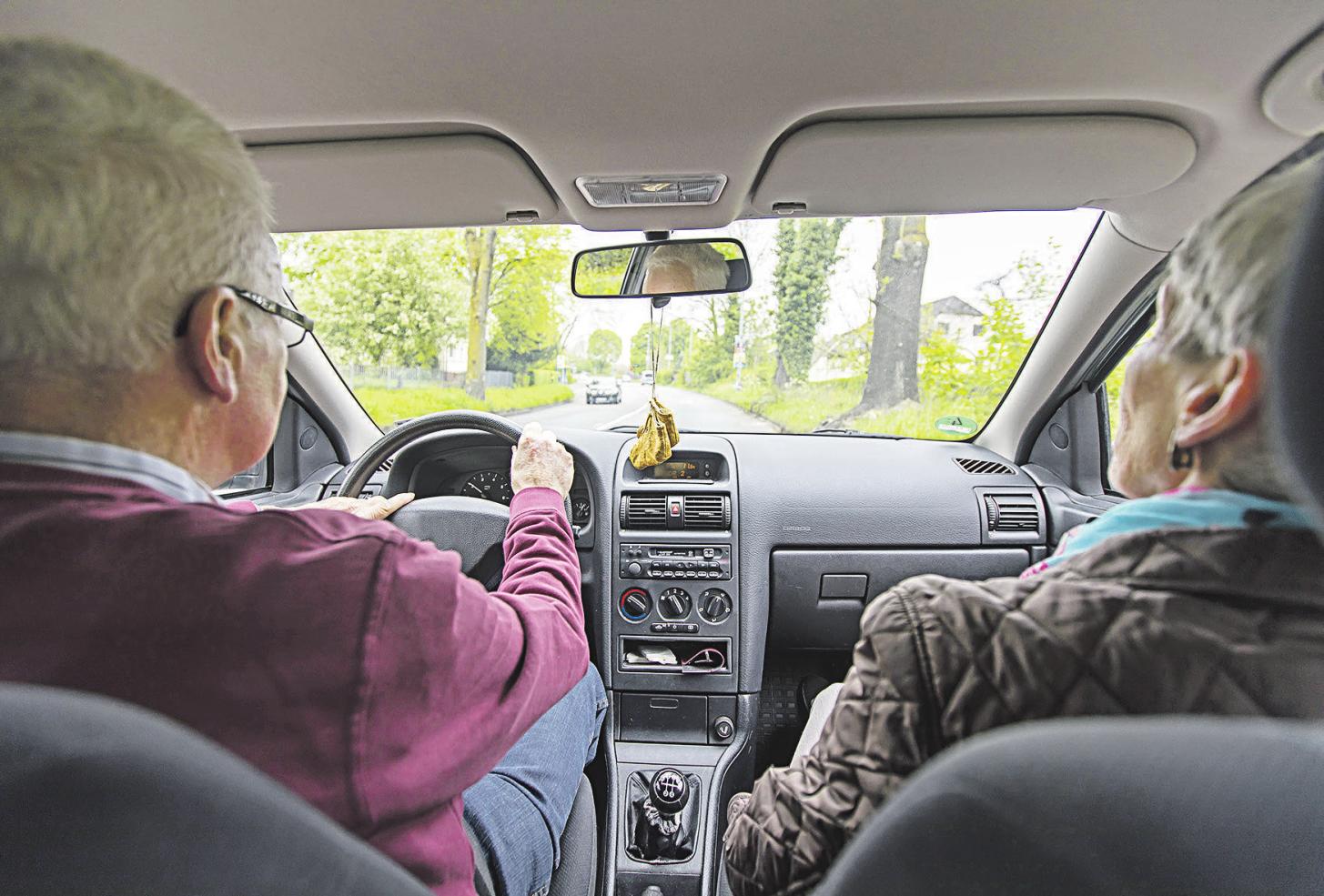 Ältere Menschen fahren meist umsichtiger als die jungen Verkehrsteilnehmer, sollten aber berücksichtigen, dass sie nicht mehr so gut hören und sehen und schneller ermüden Foto: AOK Bundesverband Ältere Menschen fahren meist umsichtiger als die jungen Verkehrsteilnehmer, sollten aber berücksichtigen, dass sie nicht mehr so gut hören und sehen und schneller ermüden Foto: AOK Bundesverband