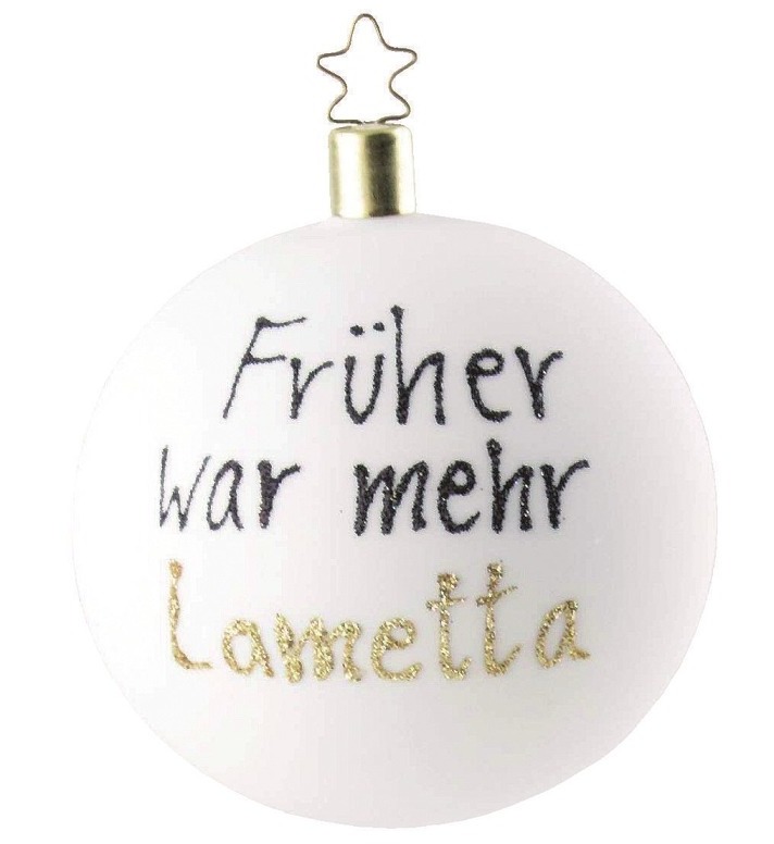 Wordings wie Loriots „Früher war mehr Lametta” zieren weiße Kugeln. Foto: Inge Glas Wordings wie Loriots „Früher war mehr Lametta” zieren weiße Kugeln. Foto: Inge Glas