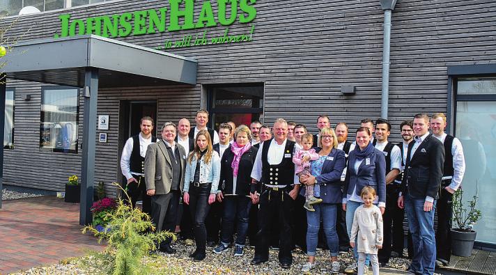 Das Team der Zimmerei A. Johnsen und von JohnsenHaus bedankt sich mit einem Preisnachlass bei allen von der Corona-Krise betroffenen Kunden Foto: pr Das Team der Zimmerei A. Johnsen und von JohnsenHaus bedankt sich mit einem Preisnachlass bei allen von der Corona-Krise betroffenen Kunden Foto: pr