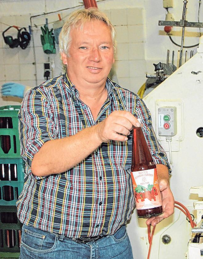 Inhaber Martin Schmidt an der Abfüllanlage, in der gerade roter Johannisbeer-Nektar in Flaschen abgefüllt wird Foto: cs Inhaber Martin Schmidt an der Abfüllanlage, in der gerade roter Johannisbeer-Nektar in Flaschen abgefüllt wird Foto: cs
