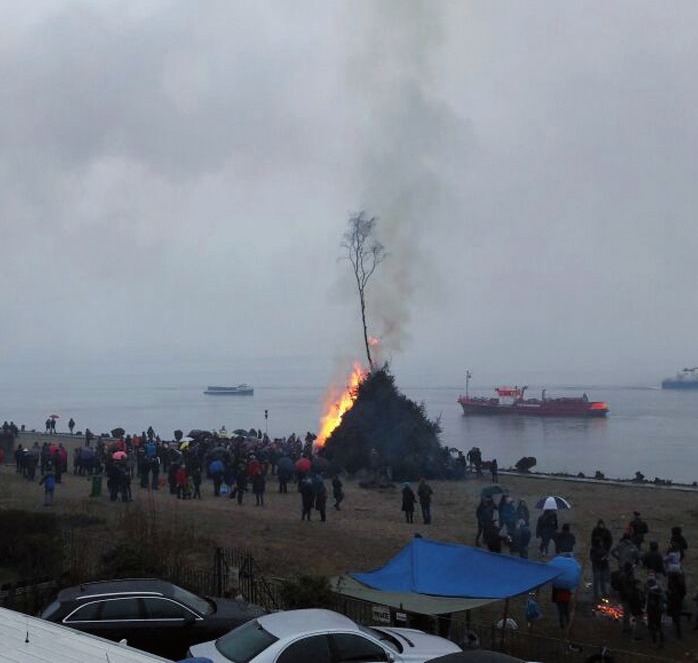 Das traditionelle Osterfeuer am Elbstrand