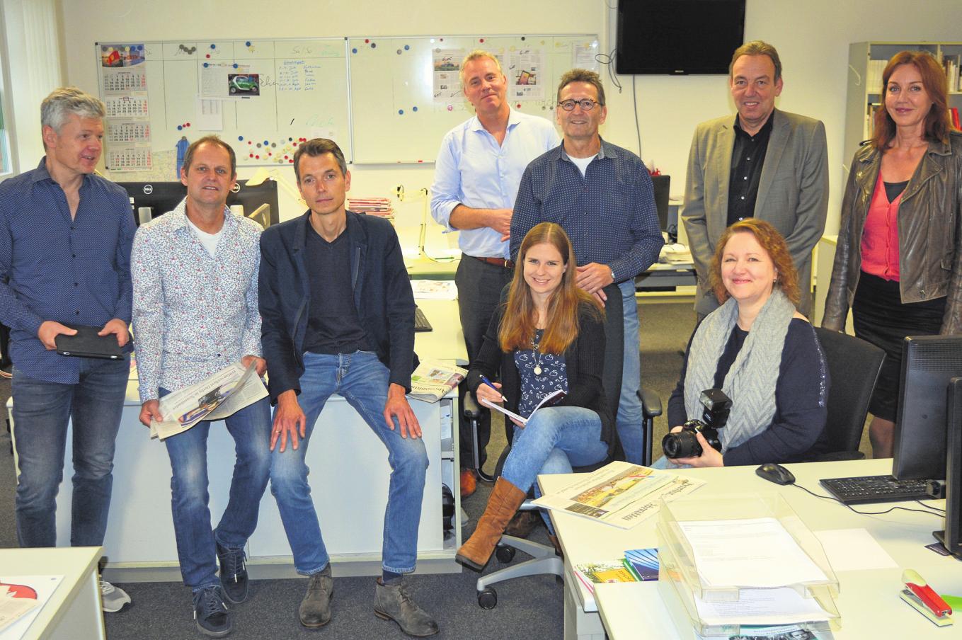 Und das ist sie – die Redaktion der Regionalausgabe Stormarn. Vorn von links: Thomas Jaklitsch (Sportredakteur), Harald Klix (Redakteur), René Soukup (Redakteur), Janina Dietrich (Redakteurin) und Elvira Nickmann (freie Mitarbeiterin). hinten von links: Hinnerk Blombach (Redaktionsleiter), Lutz Kastendieck (Redakteur), Ralph Klingeldomdey (Regionalchef) und Gabriela Gränert (Redaktionsassistentin). Foto: Verena Künstner     Und das ist sie – die Redaktion der Regionalausgabe Stormarn. Vorn von links: Thomas Jaklitsch (Sportredakteur), Harald Klix (Redakteur), René Soukup (Redakteur), Janina Dietrich (Redakteurin) und Elvira Nickmann (freie Mitarbeiterin). hinten von links: Hinnerk Blombach (Redaktionsleiter), Lutz Kastendieck (Redakteur), Ralph Klingeldomdey (Regionalchef) und Gabriela Gränert (Redaktionsassistentin). Foto: Verena Künstner