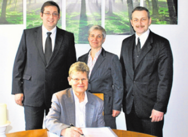 Jörn M. Papke, Ute Papke (sitzend), Katja Papke und Jan M. Papke (von links) freuen sich auf viele interessante Gespräche auf der Reinbeker Seniorenmesse. Foto: privat Jörn M. Papke, Ute Papke (sitzend), Katja Papke und Jan M. Papke (von links) freuen sich auf viele interessante Gespräche auf der Reinbeker Seniorenmesse. Foto: privat