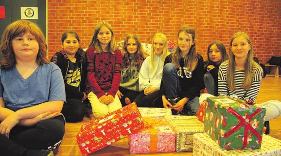 Fünftklässer der Hahnheide-Schule Trittau mit den ersten abgegebenen Päckchen Foto: Pöhlsen Fünftklässer der Hahnheide-Schule Trittau mit den ersten abgegebenen Päckchen Foto: Pöhlsen