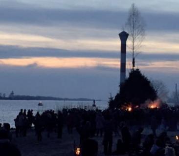 Rund 15.000 Zuschauer waren an den Strandweg geströmt, um die Osterfeuer brennen zu sehen FOTO: POPP