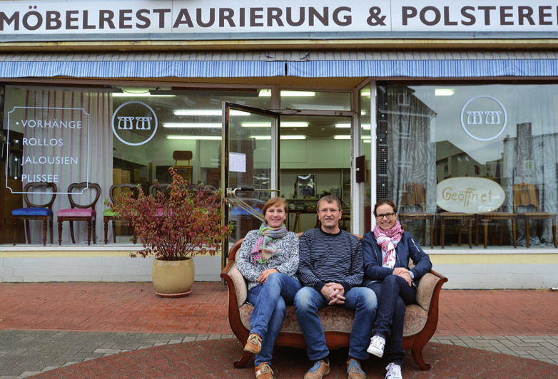 Kira Mehlhorn (l.) mit Ehemann Christian Müller (beide Polsterei) und Andra Dilcher (Möbelrestaurierung)