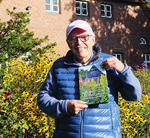 Professor Hans-Dieter Warda präsentiert das gerade erschienene Buch des Ulmer VerlagesFoto: Urte Wurtzel Professor Hans-Dieter Warda präsentiert das gerade erschienene Buch des Ulmer VerlagesFoto: Urte Wurtzel