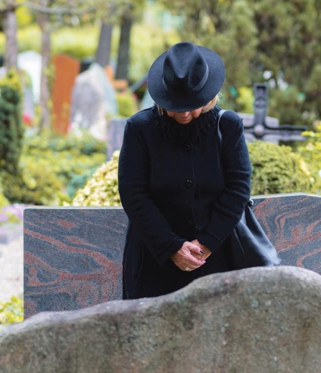 Schwarz ist noch immer die Farbe, die die meisten Menschen in unserem Kulturkreis mit Tod und Trauer verbinden. Foto: fotolia - michaelheim Schwarz ist noch immer die Farbe, die die meisten Menschen in unserem Kulturkreis mit Tod und Trauer verbinden. Foto: fotolia - michaelheim