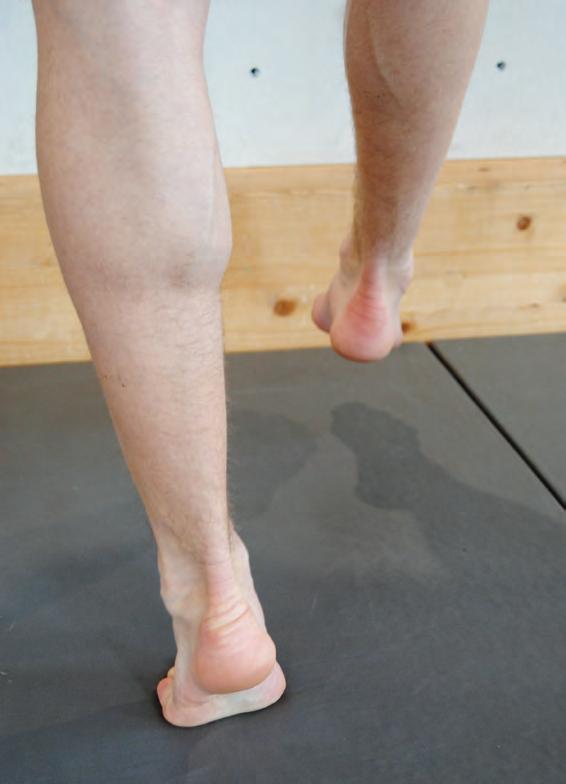 Stellen Sie sich in den Zehenstand, ein- oder beidbeinig. Stellen Sie sich in den Zehenstand, ein- oder beidbeinig.