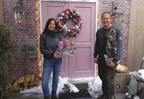 Auf den üppig bestückten Türkranz, der perfekt zur Tür in pudrigem Rosa passt, sind Florian Neumann und seine Floristin Claudia Mahncke besonders stolz Foto: Skibbe Auf den üppig bestückten Türkranz, der perfekt zur Tür in pudrigem Rosa passt, sind Florian Neumann und seine Floristin Claudia Mahncke besonders stolz Foto: Skibbe