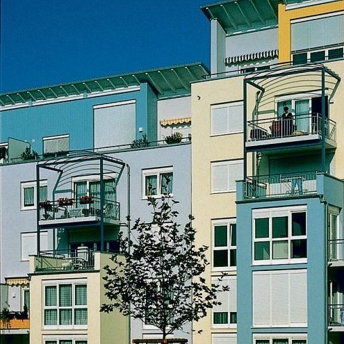 Passend zu ihrer Architektur wurde diese Fassade mit einem spannenden Mix aus Farben gestaltet Passend zu ihrer Architektur wurde diese Fassade mit einem spannenden Mix aus Farben gestaltet