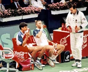 1995 schlugen Becker und Stich (li.) im Davis Cup-Doppel Kroatien in Karlsruhe. Kapitän Niki Pilic reicht Getränke. 1995 schlugen Becker und Stich (li.) im Davis Cup-Doppel Kroatien in Karlsruhe. Kapitän Niki Pilic reicht Getränke.