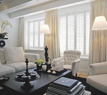 Ein elegant ausgestatteter Raum mit Polstermöbeln und JASNO Shutters Foto: JASNO  Ein elegant ausgestatteter Raum mit Polstermöbeln und JASNO Shutters Foto: JASNO